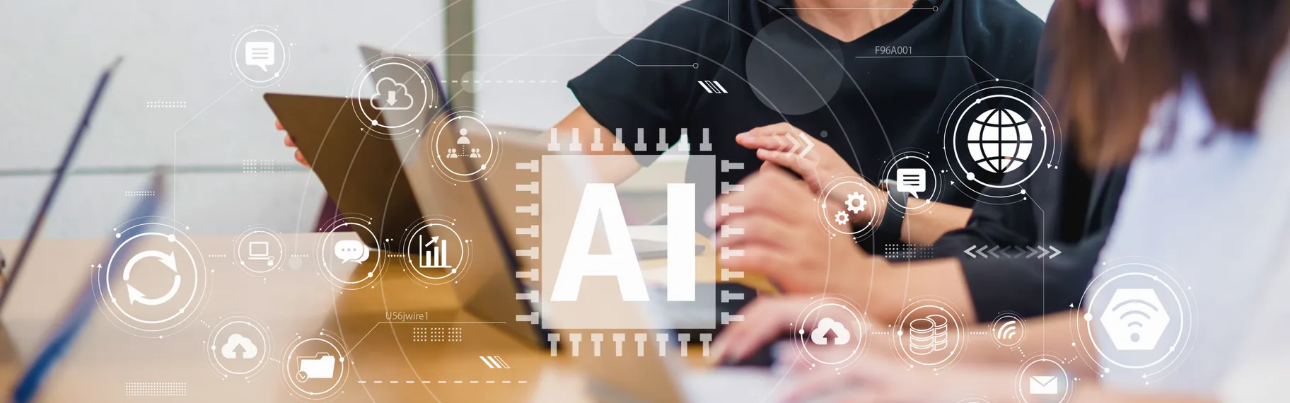 ノートパソコンを操作する人と、AIを象徴するデジタルグラフィック