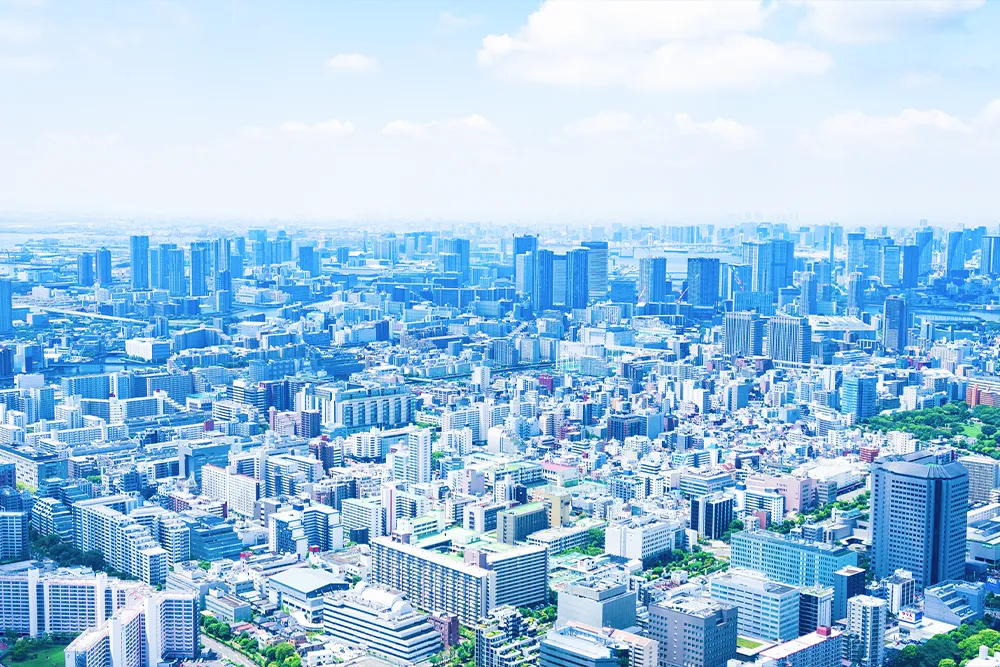 青空の下に広がる都市の街並み