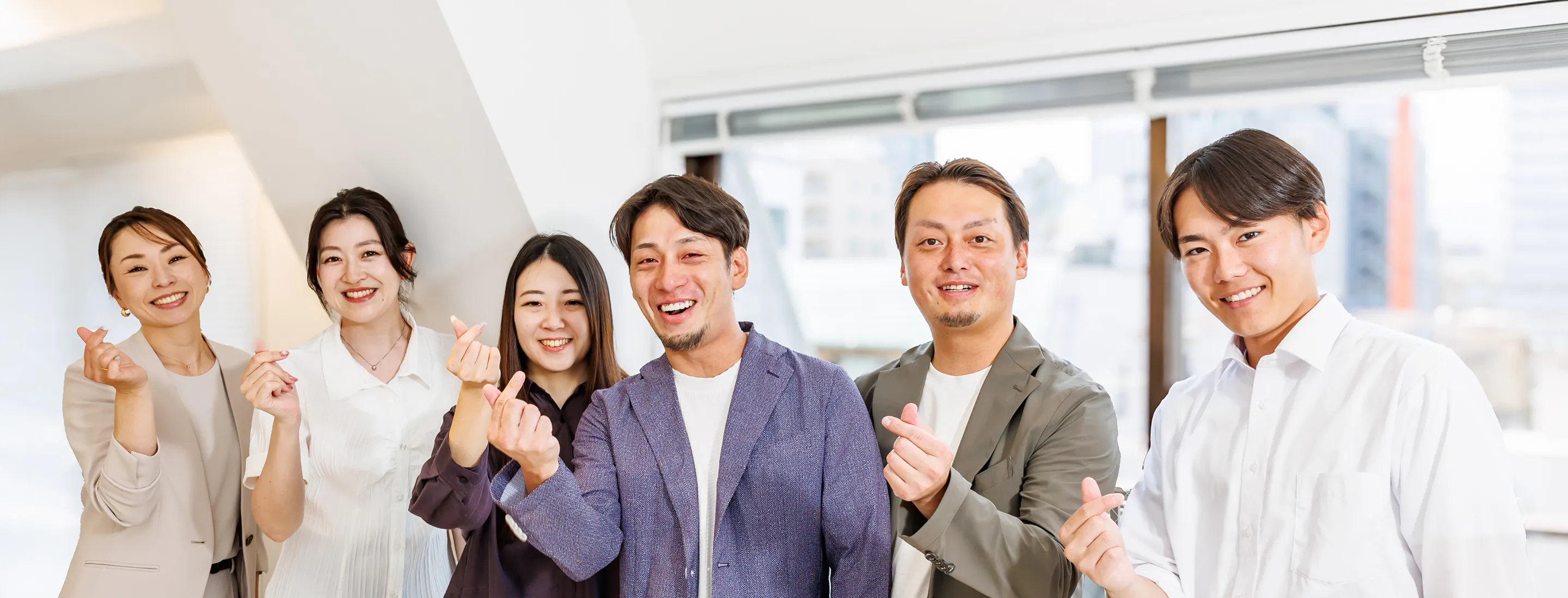 スーツ姿で並ぶジョイントグループの社員たち